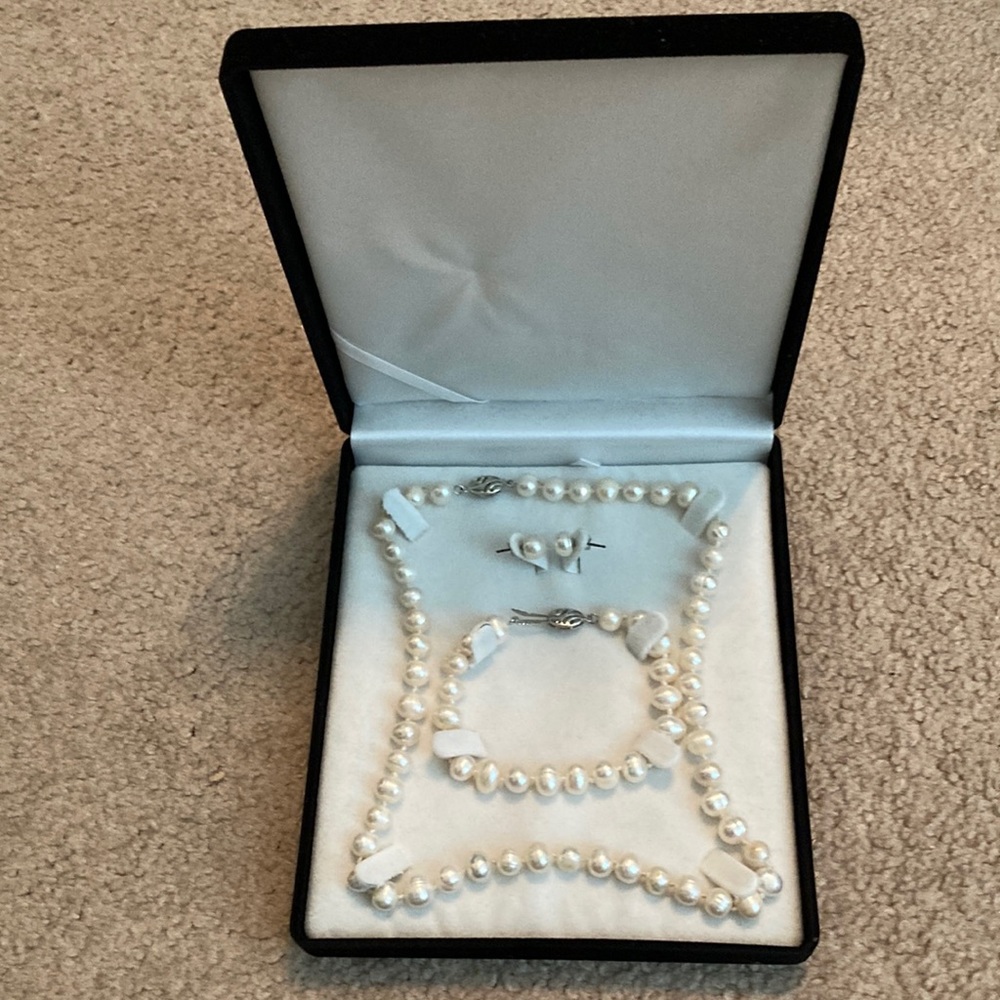 NWOT Pearl Necklace Bracelet & Earrings Set - Picture 2 of 6